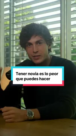 Amar es bontio, y la mujer correcta te puede elevar a nuevos niveles, pero en la gran mayoría de casos, tener novia de las peores decisiones que un hombre puede tomar | IG: jaimehigueraes #jaimehiguera #millonario #negocios 