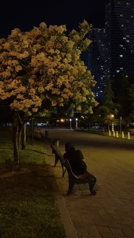 كل الأماكن مو مكانك بس مجبور تتعايش ♠️ .