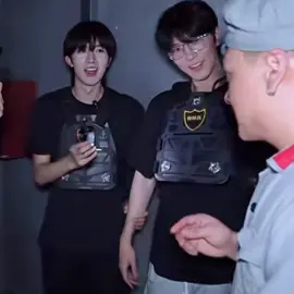 Ỏ ỏ nói chung là siêu mê mấy cái sự nắm nắm níu níu của Hoàng Tinh và Khâu Đỉnh Kiệt, nhất là Hoàng Tinh, đúng kiểu ôm theo một anh cún bự đi chơi game nên lúc nào cũng giữ anh khư khư, vì cứ lỡ ra một xíu là anh sập cmn vào b.ẫy =)))))) Khổ thân mà đáng yêu huhuhu #TinhKiệt #XingQiu 