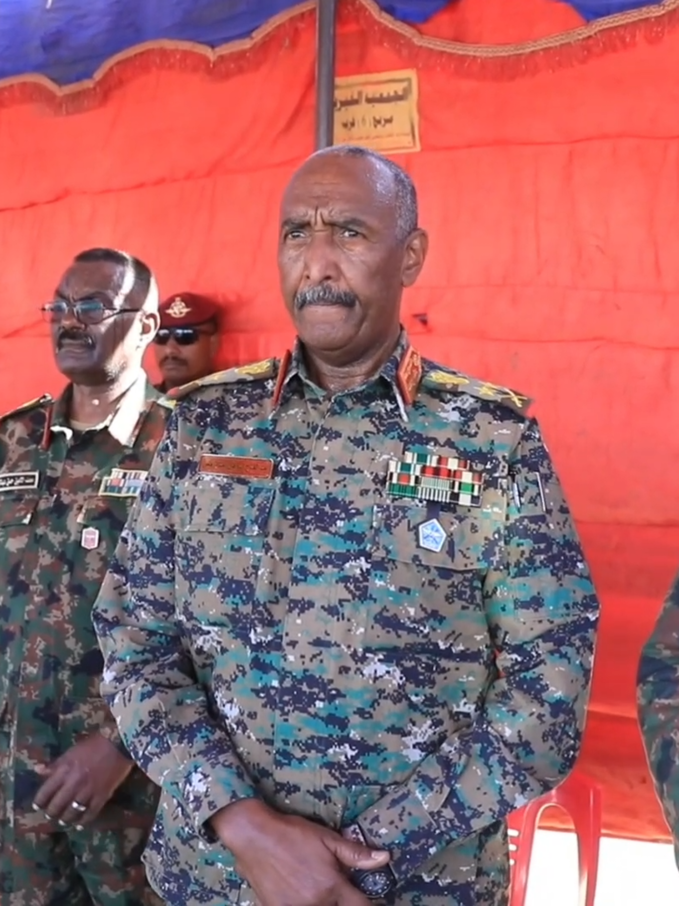 خلال تقديمه واجب العزاء في الشهيد المقدم مزمل عبدالله ميرغني زروق - رئيس مجلس السيادة القائد العام يؤكد أن القوات المسلحة ستظل صمام أمان البلاد ضد الأعداء عطبرة ١٨-١٠-٢٠٢٥ م قدم السيد رئيس مجلس السيادة القائد العام للقوات المسلحة الفريق أول الركن *عبدالفتاح البرهان،* يرافقه الفريق أول ميرغني إدريس، المدير العام لمنظومة الصناعات الدفاعية، اليوم واجب العزاء لأسرة الشهيد المقدم مزمل عبدالله ميرغني زروق في مدينة عطبرة بولاية نهر النيل، الذي استشهد في مدينة الفاشر. وقال رئيس المجلس السيادي إن القوات المسلحة ظلت تقدم أرتالاً من الشهداء للحفاظ على مكتسبات البلاد ووحدتها وسيادتها وأمنها، مُنوهاً إلى دور شهداء القوات المسلحة والقوات المساندة لها وتضحياتهم في صون وحماية البلاد.  وأكد البرهان أن استشهاد المقدم مزمل عبد الله في الفاشر يحمل العديد من الدلالات المهمة، التي تعكس تلاحم الشعب السوداني وارتباطه القوي، مؤكداً أن القوات المسلحة ستظل صمام أمان البلاد ضد الأعداء. كما أعرب سيادته عن تعازيه لرجال الإدارة الأهلية الذين استشهدوا أمس في منطقة المزروب، حيث قال: أننا نرسل رسالة لكل من يشكك في أن القوات المسلحة لديها استهدافات محددة، وضد قبائل معينة، نؤكد أن القوات المسلحة لا تستهدف قبائل أو مناطق معينة، بل إن هدفها هو مواجهة العدو، مضيفاً  سنستمر في محاربة ومواجهة العدو أينما وُجد.  وقال رئيس المجلس السيادي إن العهد لن نتراجع عنه، ولا تفاوض مع أي جهة كانت، سواء كانت رباعية أو غيرها، نحن مستعدون للتفاوض بما يصلح السودان وينهي الحرب بصورة تعيد للسودان كرامته ووحدته، وتبعد احتمال حدوث أي تمرد.  وأكد القائد العام أن من يسعى للسلام ويضع مصلحة الشعب السوداني نصب عينيه، أننا نرحب به. أما فرض السلام أو الحكومة على الشعب الذي يرفضها، فلن نقبله. فإن دماء الشهداء غالية وذكية، وسنستمر في الطريق نحو تحقيق السلام.  *إعلام مجلس السيادة الانتقالي* #وكالة_السودان_للانباء_سونا  #suna  #نعي  #السودان  #مهم 