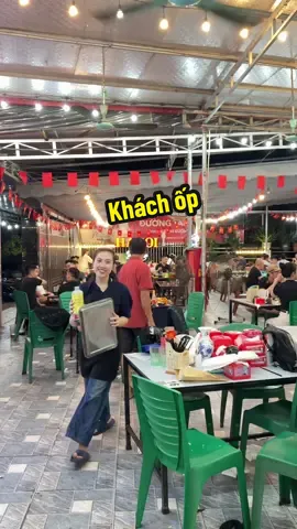 Kinh nghiệm yêu đương em ko có , nhưng kinh nghiệm thực chiến em có thừa . Lâu lâu khách ốp 40 bàn 1 lúc làm em toát cả mồ hôi k giám thở mạnh #duongtauquan #fyp #nhaubinhdan #biahoi #xuhuong 