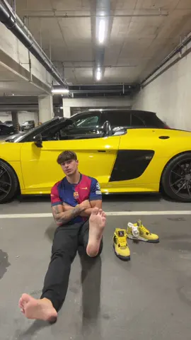 Feet always gettin the views😂never mind the car