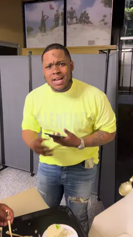 SKRILLA & FSDABENDER eating Haitian Food backstage. I ain’t gon lie, I don’t know what Skrila was tryna say 😂 s/o to them tho #skrilla #fsdabender #haitianfood 