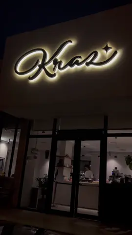 وش هالجمال عندكم يا@Kraz.sa منزلين دولتشي مكسر الدنيا😍😋 يجنن 🤩دافي ولذيذ بطعم يذوب بالفم ، والقرفة فيه متوازنة جدًا المكان مره هادي وجميل ، تجربة تستحق التكرار أكيد😍♥️#حي_النزهه_الرياض #كوفيهات_الرياض #حلى_لذيذ #اكسبلورexplore #تقييم 