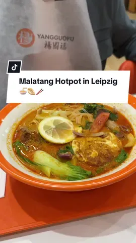 Anzeige/Einladung: Malatang HotPot in Leipzig 🤩 Über diese Neueröffnung in Leipzig freue ich mich sehr! 🥢 Seit heute gibt es die beliebte asiatische Restaurantkette endlich auch bei uns in Leipzig! 📍 Yangguofu, Zentrum Ritterpassage  Ich war pünktlich zur Eröffnung heute dort und hab für euch getestet, wie das Konzept funktioniert: 👉 Zutaten selbst zusammenstellen 👉 nach Gewicht bezahlen (3,19 €/100 g - mind. 400g) 👉 Brühe wählen: süßsauer, leicht scharf, mittelscharf, sehr scharf, Tom Yum oder Mala-Gewürzmischung (mittelscharf) 👉 genießen – mit oder ohne Lätzchen 😅 Die Eröffnung ist ganz frisch – also habt ein bisschen Nachsicht, falls noch nicht alles perfekt läuft. Danke für die spontane Einladung vor Ort! 🫶 #leipzigfood #malatang #leipzig #leipzigfoodguide