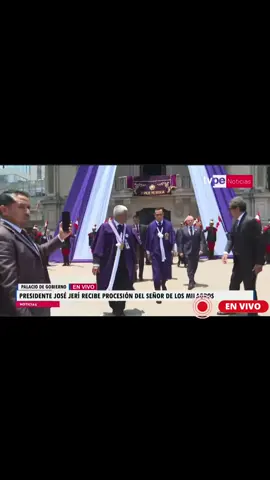 Presidente José Jerí recibe con devoción la procesión del Señor de los Milagros en el Palacio de Gobierno, destacando la fe y tradición que unen a todo el pueblo peruano. #señordelosmilagros #peru🇵🇪 #loultimo #josejeri #fyp 