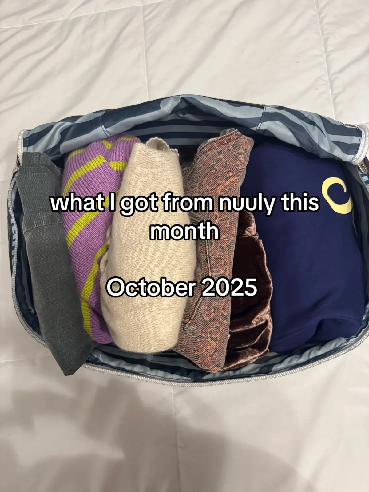 Looove all the fall stuff now that the weathers cooling down. Which is your favorite ?!? #nuuly #nuulyhaul #fashion #momlife 