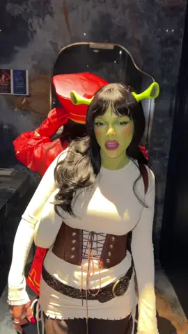 I beez in the swamp beez beez in the swamp #fyp #halloween #halloweencostume #shrek #shrekcosplay 