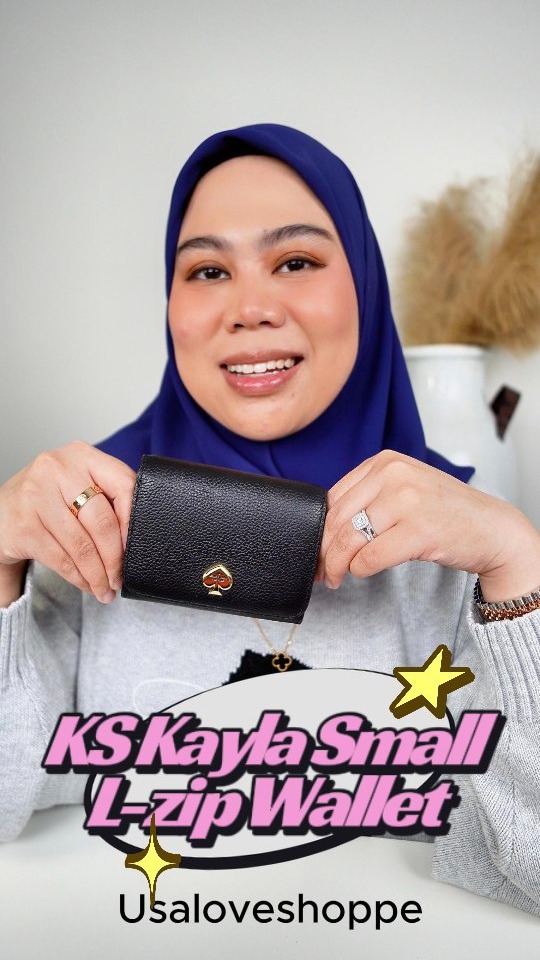 Kate Spade Kayla Small L-Zip Wallet (KK056)
🖤 Warna: Black
💸 Harga: RM399

Minimal, sleek & sentiasa relevan! ✨
Dompet kecil yang simple tapi sangat bergaya — warna hitam klasik dengan logo Kate Spade yang subtle, sesuai untuk Bestie yang sukakan gaya elegan dan praktikal.

✅ Rekaan L-Zip yang selamat & mudah digunakan
✅ Slot kad, ruang tunai & compartment kecil untuk syiling
✅ Material premium dengan kemasan halus & tahan lasak
✅ Saiz compact — muat dalam crossbody atau beg mini
✅ Sesuai untuk kegunaan harian, travel, atau dijadikan hadiah eksklusif

Pilihan ideal untuk yang suka gaya clean, moden & praktikal dalam satu dompet. 💳👜 