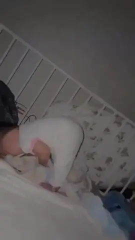 Die Kinder schlafen ein, hahahahaha 😂😂😂#kidslove #babyfunny #babah #kids #funnykids 