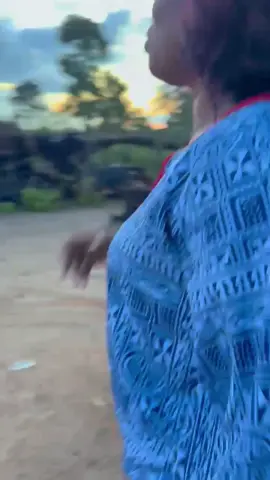 De retour de Yamoussoukro hier, j'ai voulu suivre le bel exemple du père Molare et faire un arrêt au carrefour de Taabo pour soutenir nos braves femmes commerçantes !  Je voulais acheter des vivres pour les encourager, mais ces femmes, ainsi que les hommes présents, m'ont  OFFERT leurs produits en cadeau ! 🙏😍😍