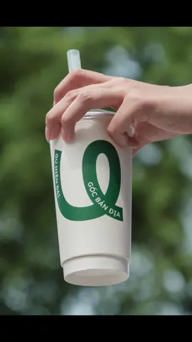 Bạn có thấy một chút đổi mới trong những đơn Ulà Ngon dạo này không? 👀 Vẫn là Ulà Ngon bạn yêu, vẫn vị trà sữa hạt tươi quen thuộc. Chỉ là nay, mỗi chiếc ly được tụi mình chăm chút kỹ hơn một chút để kể tiếp câu chuyện “Gu hiện đại, gốc bản địa” theo cách mới hơn 💚 Một bước nhỏ, cho hành trình thêm trọn vẹn ✨ #UlaNgon #GuHienDaiGocBanDia #NewPackaging #Trasua #fyp