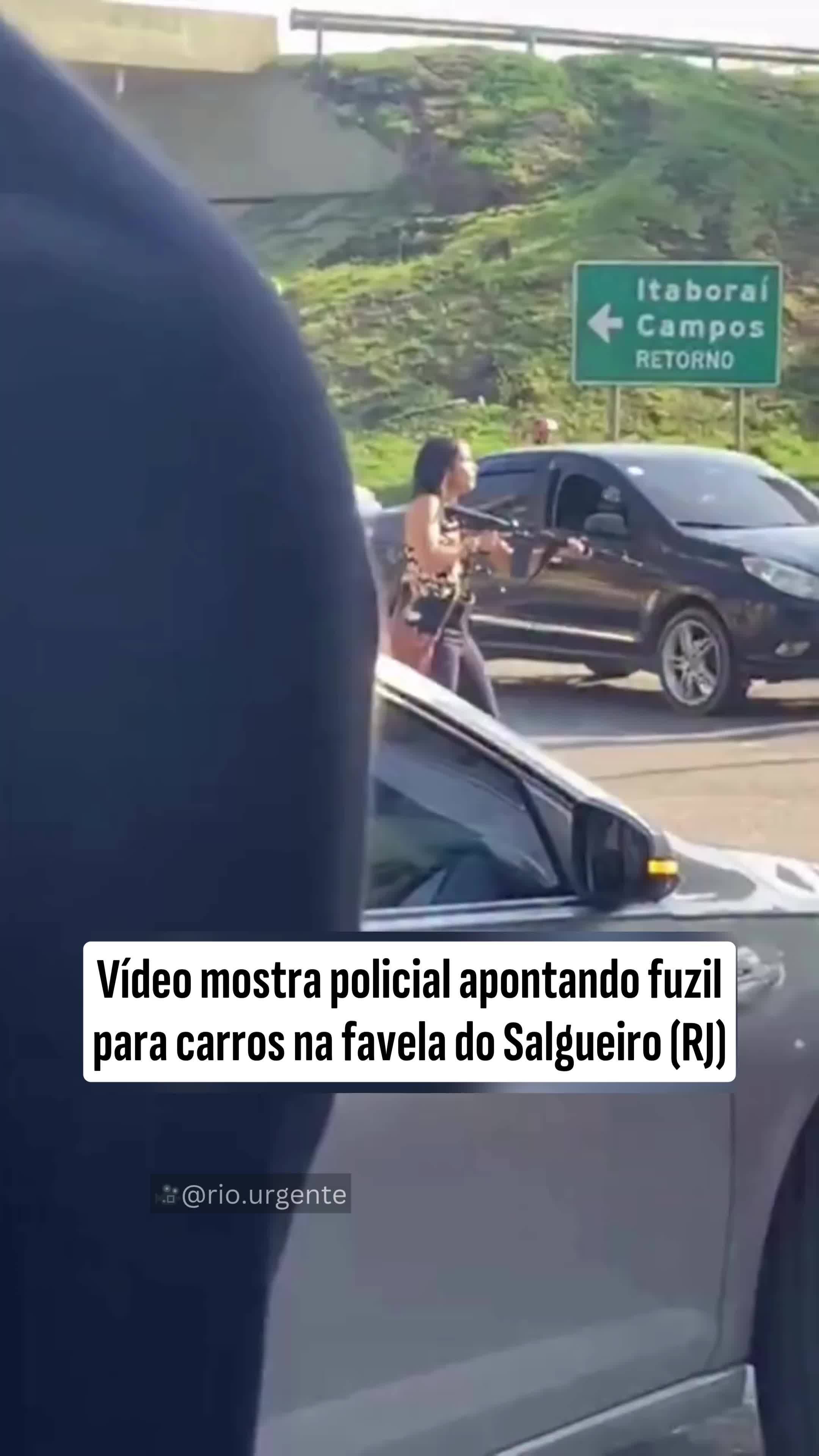 Vídeo mostra policial civil armada com fuzil durante uma operação na favela do Salgueiro, em São Gonçalo (RJ), que terminou com a prisão de Wagner da Silva Vieira Patti, 21. Ele foi acusado de tentar matar o policial Lucas Mourão em junho. Nas imagens, a agente orienta motoristas no local. A Polícia Civil afirma que houve confronto, alegando que Patti atirou primeiro. Ele foi baleado e autuado por tentativa de homicídio #UOLNotícias #FaveladoSalgueiro #RiodeJaneiro #PolíciaCivil