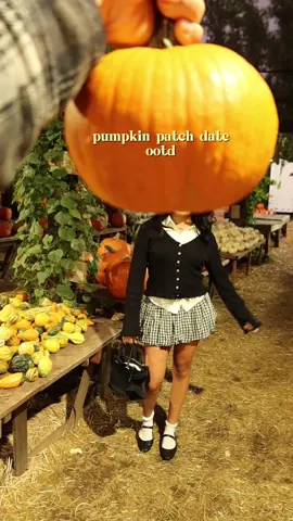 everyone and they mama was doing this trend here including us 😜 #pumpkinpatch #pumpkinpatch #OOTD #outfitinspo #falloutfits 