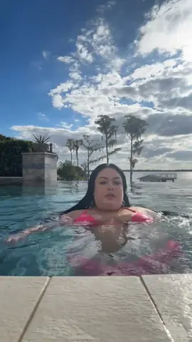 Built-in flotation devices 👍🏼 #plussize #fatbabe 