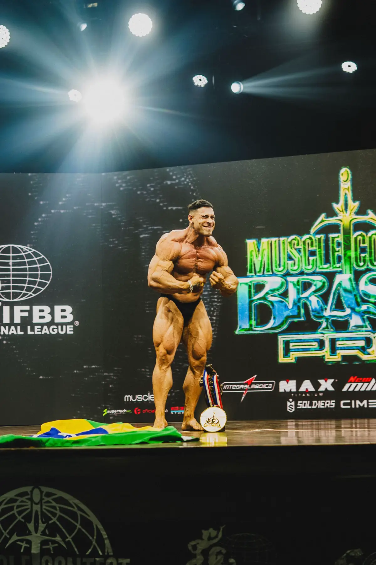 Guest pose no Mr. Olympia Brasil comemorando a conquista de @Ramon Dino e @Fabricio Pacholok! 🏆⭕️ #maxtitanium #ramondino #fabriciopacholok #olympiabrasil #fisiculturismo  