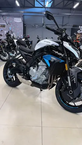 Qué hermosa máquina! 😍 La CF MOTO NK675 con su motor tricilíndrico simplemente te eriza la piel. 💥 ¿A qué esperas para tener la tuya? 🏍🔥 Ven a conocerla en Av. Dolores 119 – JLB y R. 🚦 #CFMOTO #NK675 #Motopasión #MotoTrail #ArequipaRiders