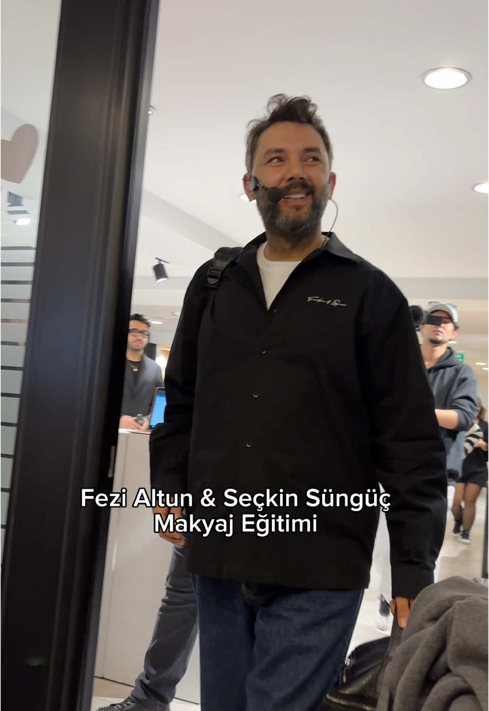 Fezi Altun ve Seçkin Süngüç’ün makyaj etkinliğindeydim bugün aşırı keyifli bir 3 saat geçirdik 🤍 İkisi de o kadar tatlıydı ki 🫠 #makyajeğitimi #workshop 