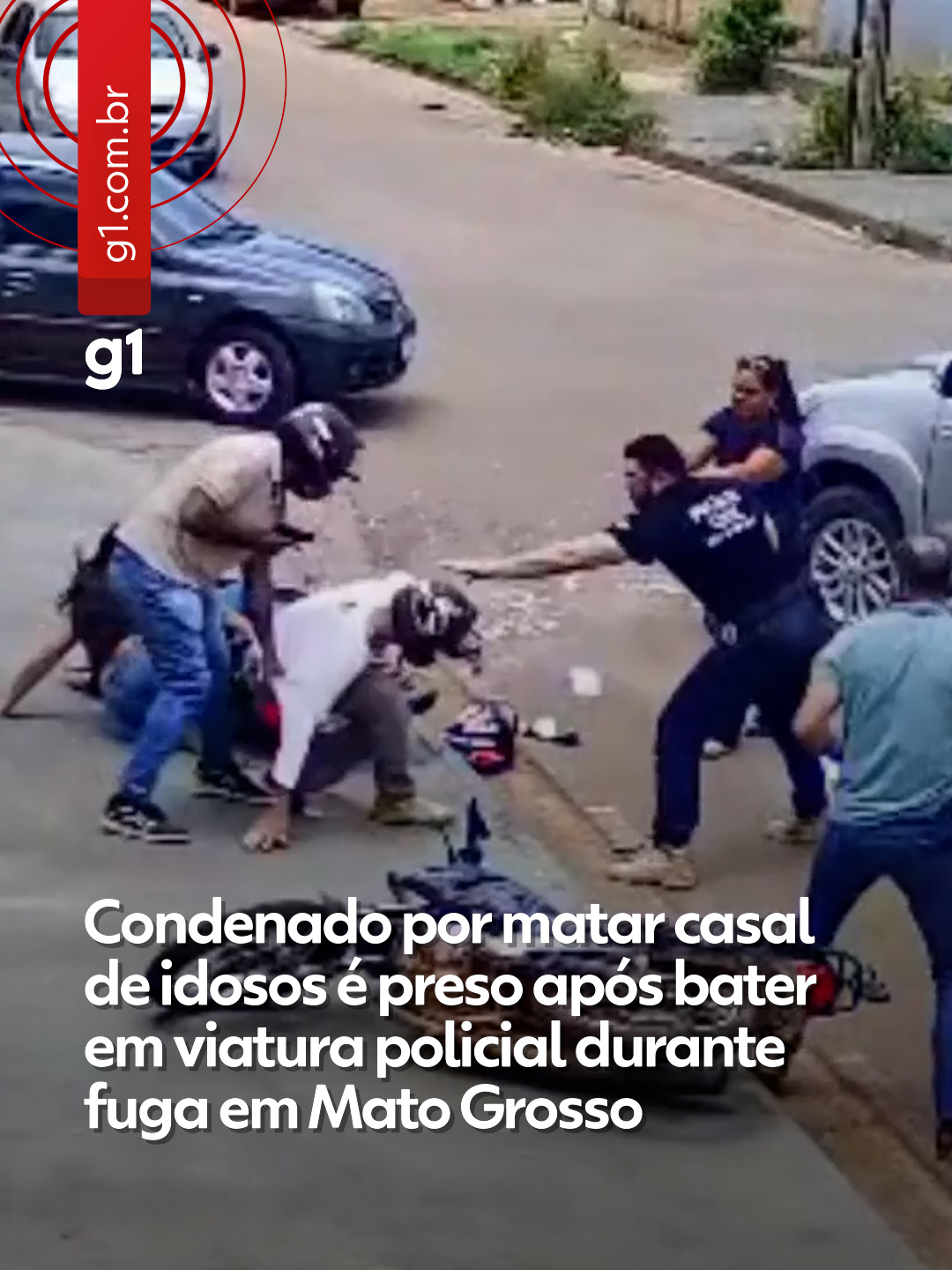 Policiais disfarçados - O condenado Alex Campos dos Santos, de 30 anos, foi preso na quarta-feira (16) após ser derrubado por uma viatura policial disfarçada em Pontes e Lacerda, a 483 km de Cuiabá. Ele responde pela morte de um casal de idosos em um sítio. Na última semana, a Justiça condenou Alex a 46 anos pelo assassinato João Geraldo de Oliveira e Maria Aparecida de Oliveira. O crime ocorreu em fevereiro de 2021, em São José dos Quatro Marcos. Alex chegou a ser preso em Buritama (SP), mas, ainda em 2021, ele foi transferido para prestar serviços na construção do Centro de Ressocialização Industrial Agamenon Lemos Dantas, em Várzea Grande, região metropolitana de Cuiabá. Contudo, conseguiu fugir da unidade ao se aproveitar das condições do trabalho externo, segundo a polícia. Ele estava foragido há quatro anos. Saiba mais clicando em 'leia o artigo' #g1 #g1local #matogrosso #cuiabá #investigação #tiktoknotícias