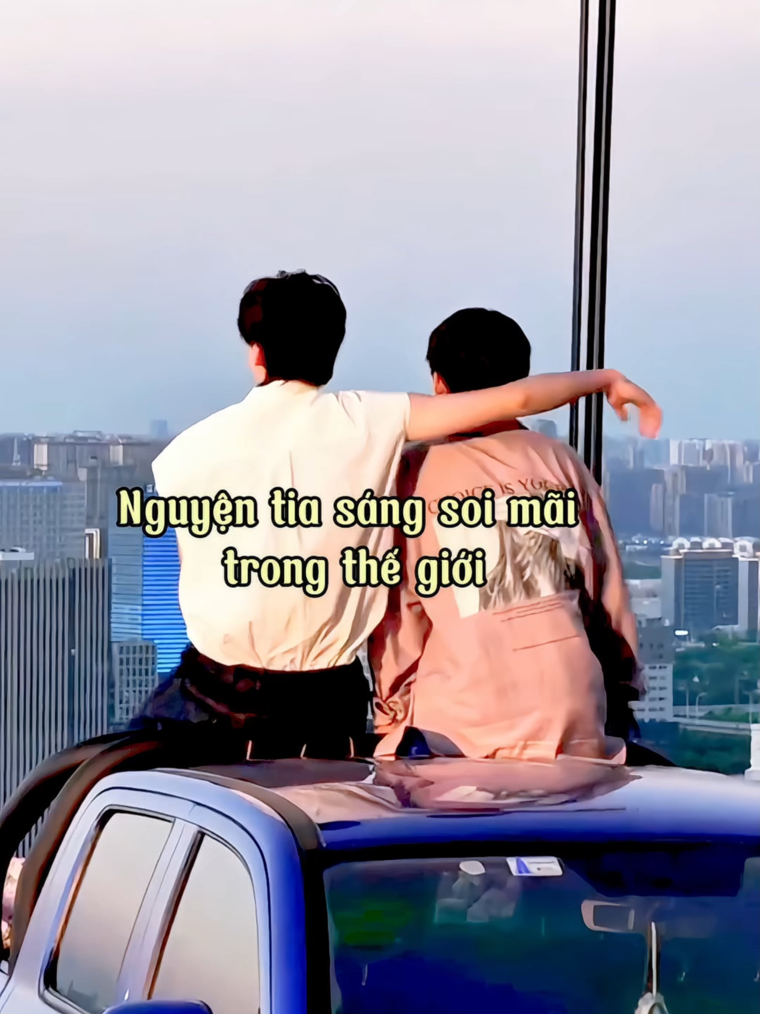 NGUYỆN CHO TIA SÁNG SOI MÃI TRONG THẾ GIỚI Từng khoảng điệp khúc vang lên là từng đoạn nguyện. Nguyện đầu tiên là cả 2 dành cho nhau. Nguyện thứ hai là cho hiện tại. Nguyện thứ 3 là cho tương lai. Bé Cá sợ khi nói từ “mãi mãi” cũng đúng, toii cũng sợ, vì sự thật là gặp gỡ rồi cũng chia ly, chúng ta gặp họ trong bộ phim này vào hè năm 2025, nhưng thời gian dần trôi đi, có thể phần lớn trong chúng ta sẽ move on, bộ phim này hoặc thậm chí là 2 người họ sẽ chỉ còn trong ký ức của chúng ta. Nhưng không sao, nhân lúc sợi dây “duyên” của chúng ta và 2 người họ vẫn còn “giao điểm” thì tranh thủ gửi đến họ những lời “nguyện”. Để dù tương lai rời đi, nhưng video còn đó, phỏng chừng 5-10 năm sau quay lại hồi ức bắt đầu được khởi động ~ Đây là những gì toii ghi trong video, cả nhà đọc thấy có sến cũng bỏ qua, giờ không lẽ lại đổ lỗi cho cung Song Ngư nó mơ mộng 🤧🤧🤧 “Có những cuộc gặp gỡ đã được định trước Trong thời khắc thấy nhau, sợi dây ấy sẽ khởi động Từng lời nói, hành động của đối phương,tựa như lông vũ lướt qua tâm Và rồi bất chợt có những sự quan tâm vô thức đến nhau Sẽ lo lắng, sẽ thương… Và muốn tìm mọi cách để bảo vệ người còn lại Sẽ nguyện cho đối phương khi đau có người ở cạnh Nguyện có người làm trôi đi sự chán nản của đối phương Nguyện cho nước mắt sẽ có người lau Nguyện cho niềm vui có người khởi tạo Và Nguyện cho khoảng trống được những cái ôm lấp đầy Theo dòng thời gian dần trôi, có những lời nói tựa như đùa giỡn…. Nhưng thực ra chính là lời thật lòng… Có những khoảnh khắc điều ấy khiến người loạn tâm Và thời điểm khi cảm xúc đã làm chủ mọi giác quan Đó là lúc tâm đã trao trọn cho đối phương Nguyện cho cảm xúc của cả hai hướng về nhau Nguyện cho chặng đường phía trước có người bước cùng Nguyện cho có người dẫn dắt mở lối cho nhau Nguyện cho hạnh phúc luôn hiện hữu Dù chẳng cần có sự công khai vẫn bảo vệ được nhau Có thể dòng thời gian sẽ tàn nhẫn cuốn đi những ký ức Có thể chỉ là ảo tưởng viển vong Nhưng thời điểm này toii sẽ lưu lại nó… Sẽ Nguyện cho cả 2 có được hạnh phúc giống như trong thế giới song song Nguyện cho những lời họ nói… sẽ trở thành hiện thực Nguyện tia sáng soi mãi trong thế giới Nguyện cho sự tươi sáng vẫn vẹn nguyên theo dòng thời gian” #revengedlove #tianxuning #nghịchai #dienhuninh #ziyu #梓渝 #tửdu #NotChuSa #tudu #田栩宁  #bts
