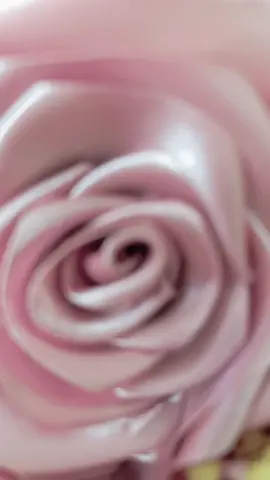 كل وردة بتحكي قصة حب.. وجديدنا النهارده ورد ستان بلون كشمير فاتح 💗 لون ناعم يلمس القلب، وفخامة تسرّ العين ✨ بوكيه مش بيدبل.. لأن الجمال الحقيقي بيعيش 🕊️ اهدِ حبيبك لمسة من الورد اللي ما بيموتش 🌷  #handmade #بوكيهات_ورد #بوكيه_ورد_ستان #foryou #الشعب_الصيني_ماله_حل😂😂 