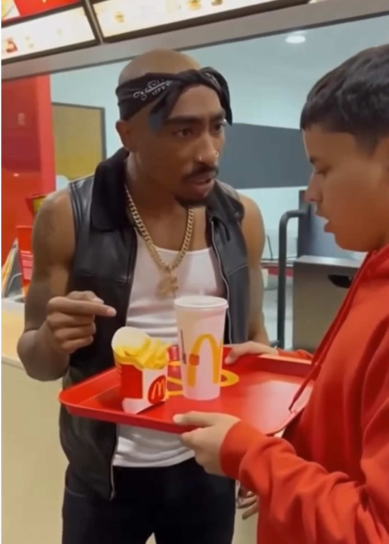 2pac en el McDonald’s de Chile🇨🇱 #chile #tiktokviral #Viral #gracioso #ia 