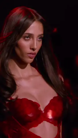 #yasminwijnaldu to the rhythm of the song at the Victoria's Secret Fashion Show #karolg #dontletthisflop #fashion #model 