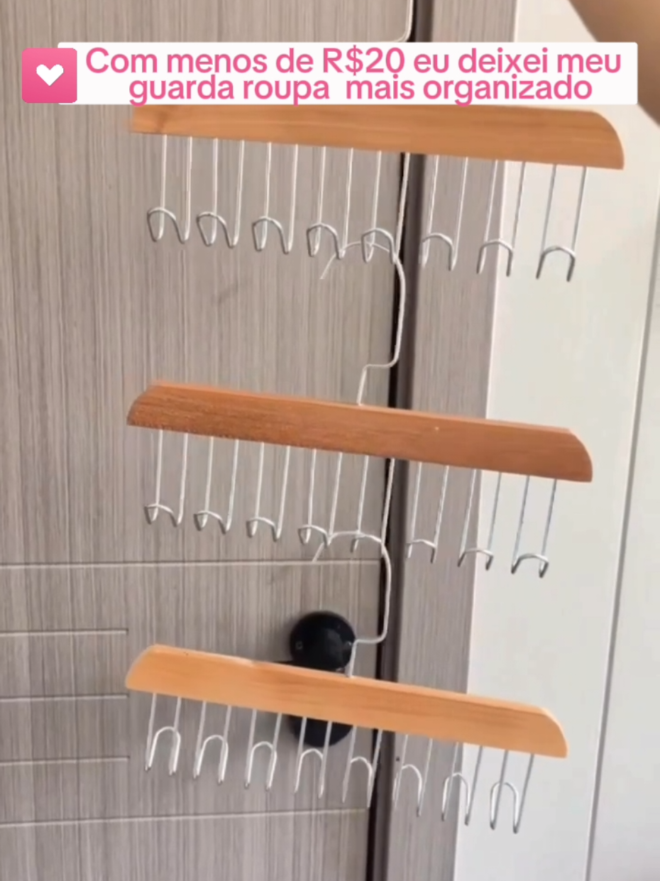 👔✨ Organize tudo com estilo! Kit 2 Cabides de Madeira com 8 ganchos multifuncionais 🪵 ID DOS CABIDES: BNB-YFY-JYZ ou Link nos comentários ⤵️  #organização  #cabidedemadeira  #closetperfeito #achadosshopee 