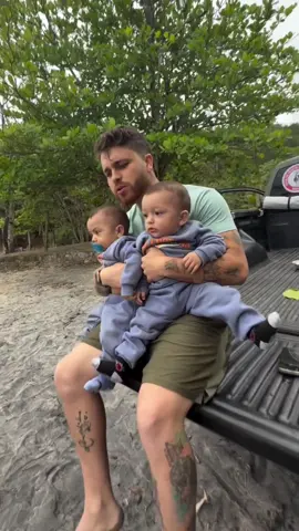 De 0 a 10, qual nota pro show do Tubarão? 🎤😂 O homem tá inspirado, hein! 🤣🔥 #TurmaDoTubarão #ShowDoTubarão #Ubatuba