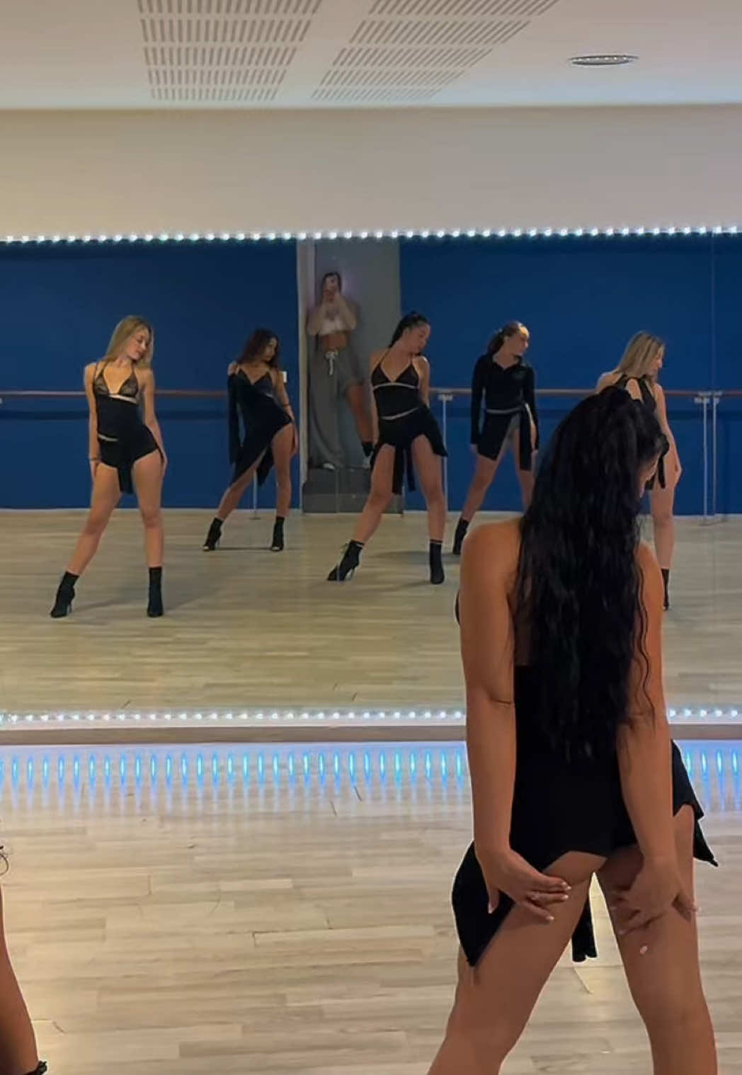 Ayo technology 🎶 Bon loin d’être parfait, je vous partage ma dernière chorée qui n’est pas encore fini😌 Choreo by me🙋🏻‍♀️ Dancers : Andrea, Mahina, Helia, Lou Ann 💕 #heelsdance #heelschoreo #choregraphy #ayotechnology #50cent 