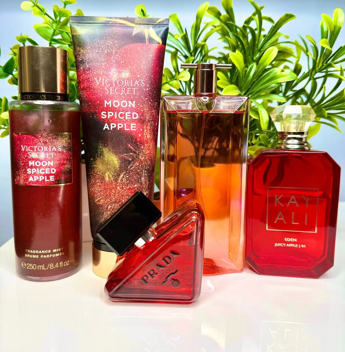 Happy Saturday 🍎✨ I’m obsessed with my scent combo today it’s giving warm, sweet, and extra delicious 🍯🔥 Check it out 👇🏾 🌙 Moon Spiced Apple @Victoria’s Secret  🍏 Eden Juicy Apple @Kayali @Mona Monica Kattan🧸  🌸 Idôle Nectar @Lancôme  💫 Paradoxe Intense @pradabeauty  Together they create the perfect cozy yet confident vibe — sweet, bold, and a little flirty 💋 What’s your combo of the day? 👇🏾 #hygiene #SelfCare #bodyproducts #SelfCareRoutine #HygieneMatters                           