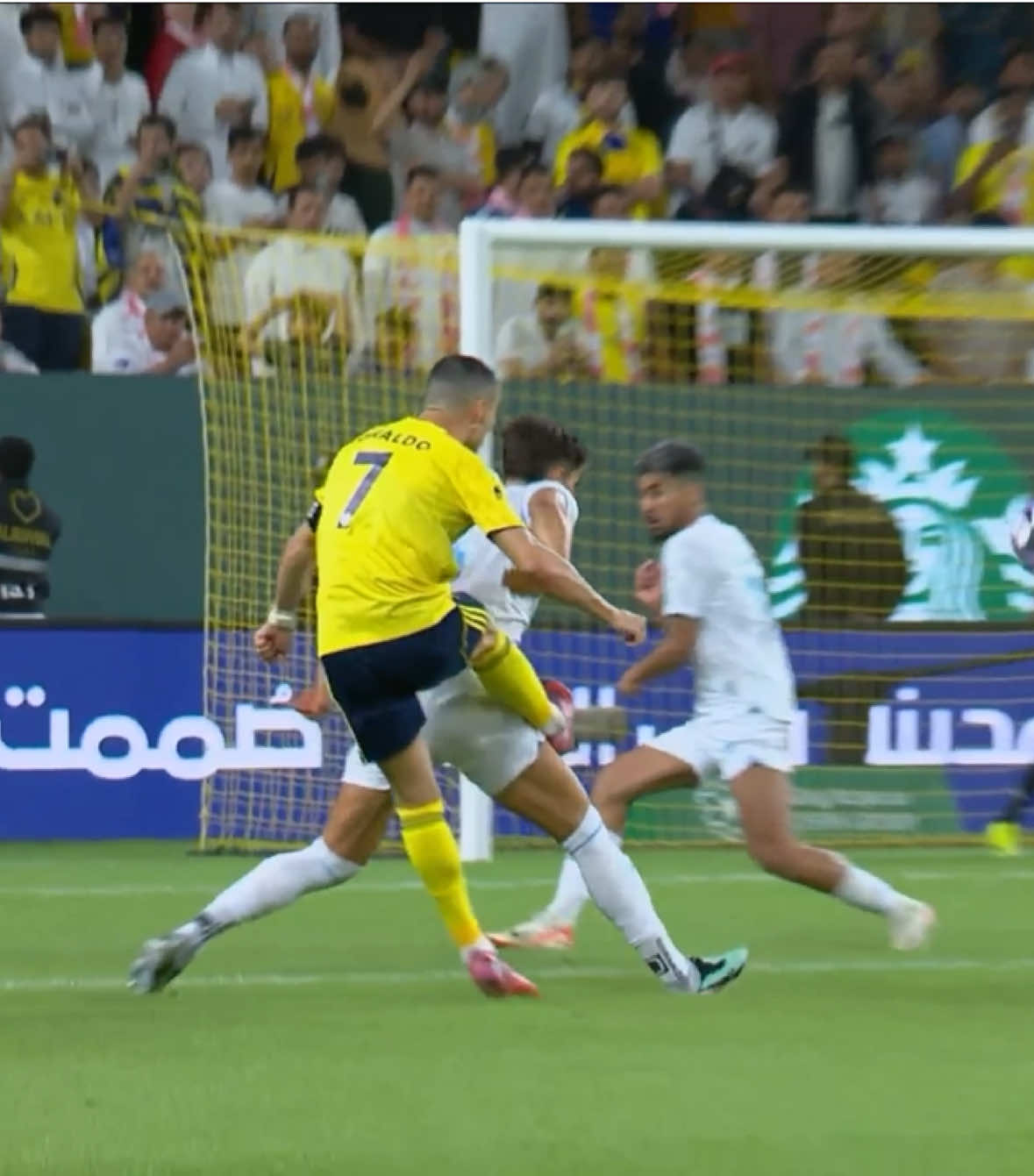 هدف! ⚽️🔥 ‏ردٌّ سريع من كريستيانو رونالدو بعد إضاعة ركلة الجزاء، يسجّل بطريقة مذهلة ويمنح النصر التقدّم 🐐💪 ‏⁧‫#النصر_الفتح‬⁩ #ronaldo 