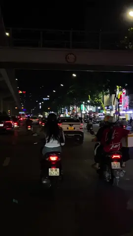“Dòng người như đông hơn trên phố vắng…” #CapCut #Hanoi #tamtrang #viral 