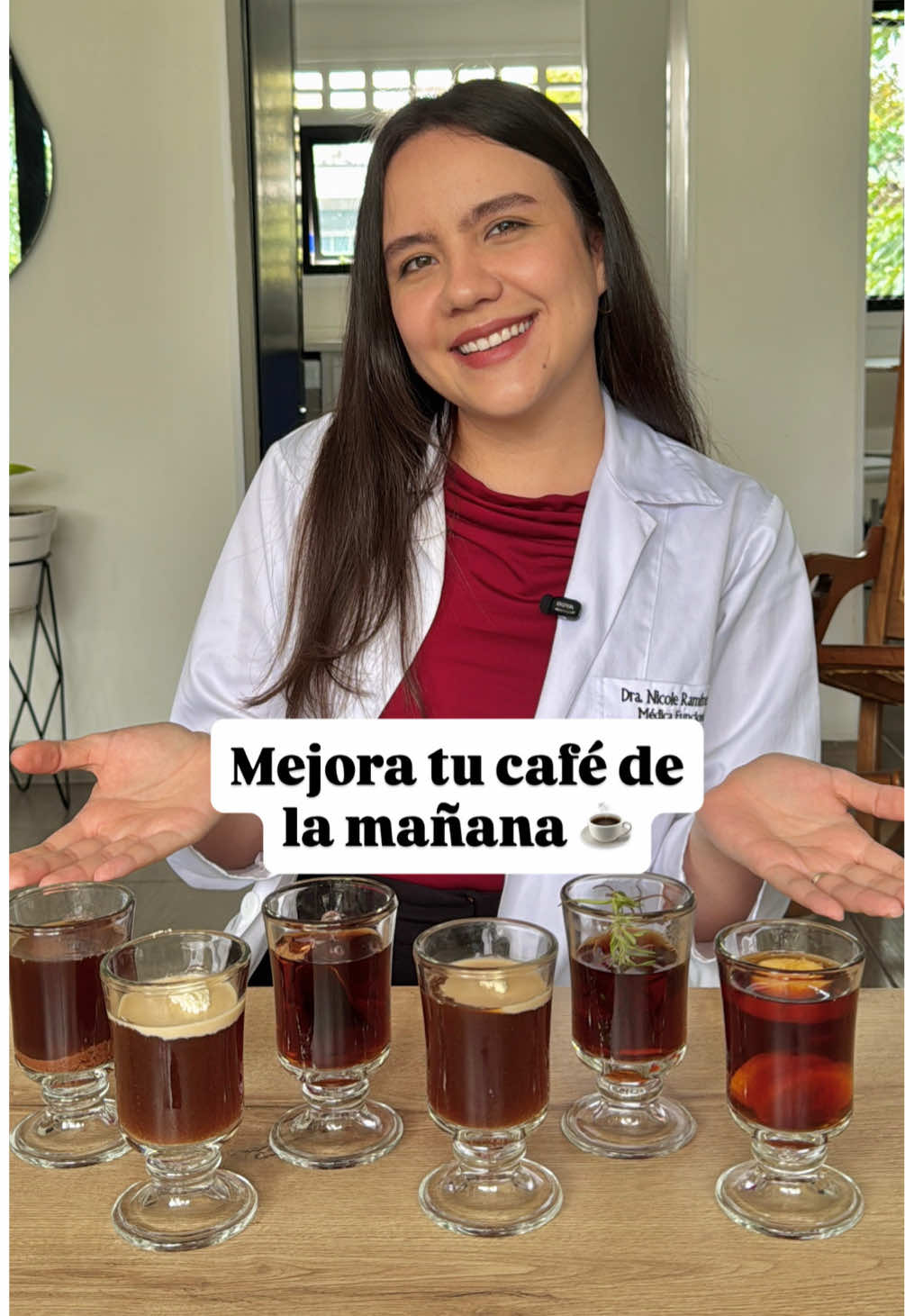☕ Potencia los beneficios naturales de tu café añadiéndole estos ingredientes funcionales:  Recomendaciones prácticas para cada preparación: ✨ Cacao puro: Usa 1-2 cucharaditas de cacao sin azúcar. Sus flavonoides mejoran la función endotelial (elasticidad de tus arterias) y potencian los polifenoles del café. Perfecto para salud cardiovascular. ✨ Colágeno hidrolizado: Añade 10-15g (1 scoop). Se disuelve completamente en caliente. Aporta glicina y prolina, aminoácidos clave para elasticidad de piel, cabello y articulaciones. Tómalo en ayunas para mejor absorción. ✨ Canela: Agrega ½ cucharadita de canela de Ceilán (no Cassia, que tiene cumarina tóxica en exceso). Mejora la sensibilidad a la insulina y reduce picos de glucosa hasta en 29%. Ideal si desayunas carbohidratos. ✨ Proteína en polvo: Mezcla 20-30g de proteína (whey, vegetal o de caldo de hueso). Licúa para textura cremosa tipo latte. Estabiliza tu glucosa y mantiene la saciedad por horas. Tómalo como desayuno completo. ✨ Romero: Infusiona 1 ramita fresca o ½ cucharadita seca en tu café. El ácido rosmarínico protege contra deterioro cognitivo y mejora la memoria. Su aroma también potencia la concentración. ✨ Banana licuada: Mezcla 1 banana madura + café frío + hielo. Aporta carbohidratos de rápida absorción y potasio para prevenir calambres. Tómalo 30-60 minutos antes de entrenar para energía sostenida. #salud #saludnatural #MedicinaFuncional #cafe #colageno    