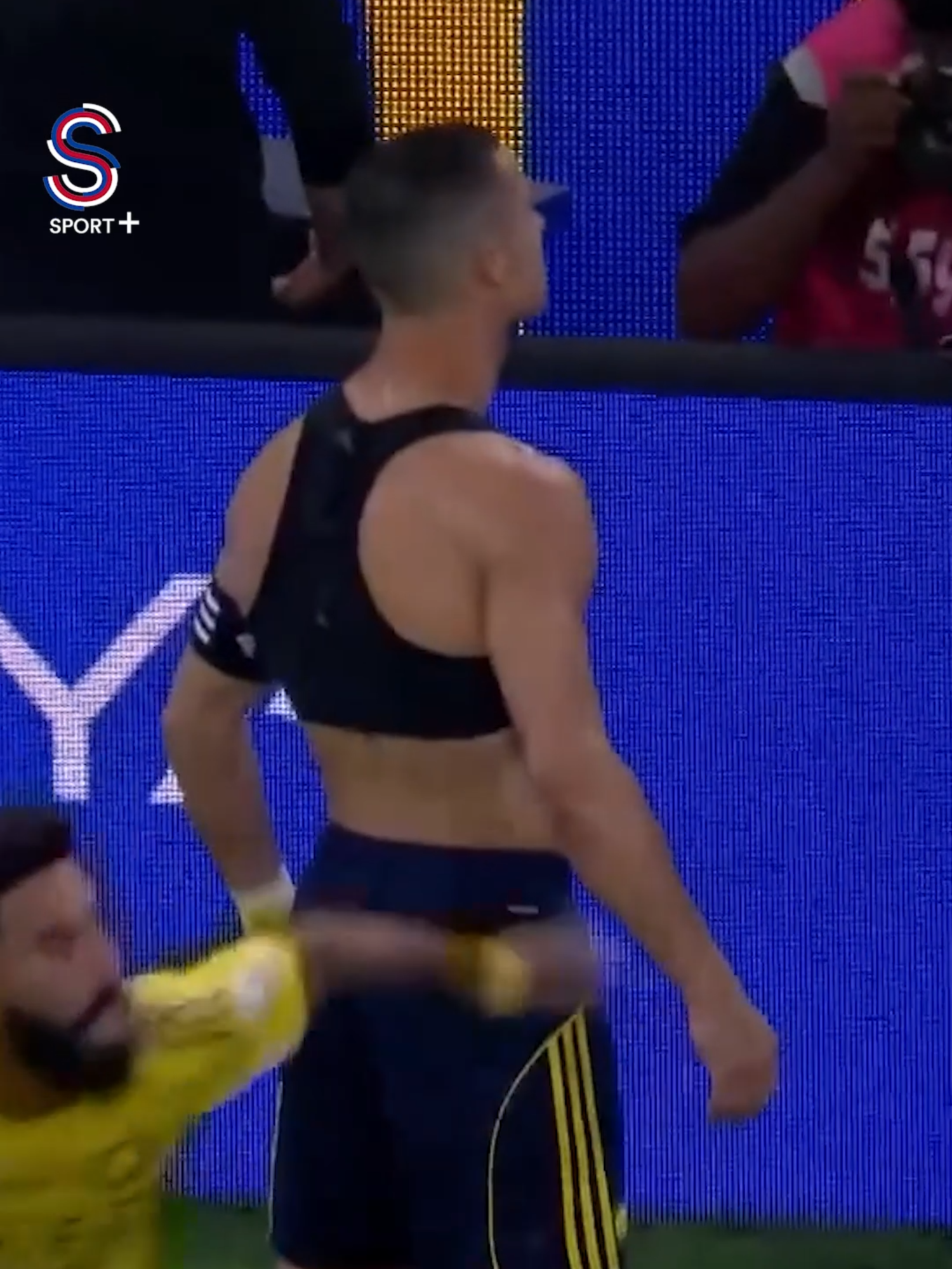 Penaltı kaçırdıktan hemen sonra böyle bir gol atmak Ronaldo'nun ismine yakışırdı! 🐐 Kral, 949. golünü inanılmaz bir şutla kaydederek prime haline selam çaktı. 🚀 #ronaldo #cristianoronaldo #SadeceSpor