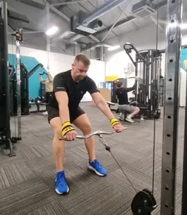 I much prefer the rows upright than seated. I feel i use my back more than my body doing it this way. The straps mean I can load as much weight as possible on also.  #GymLife #gymmotivation #Fitness #fitnessdad 