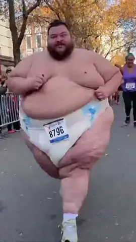 FAT MAN IN THE MARATHON 😅 #funny #funnyvideos #marathon #fyp #fypシ 