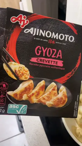 Les Gyoza tu connais?? Super belle découverte pour ma part j’ai adoré j’ai testée celle aux crevettes mais il existe plusieurs variétés. Le paquet se compose de 10 ravioles conçu pour deux personnes. Personnellement je les ai mangé seul car c’était délicieux. Tu peux les faire cuire à la poêle ou à la vapeur. En cinq minutes c’est prêt disponible au rayon surgelés en grande surface. #a#ajinomotoG#Gyozaajinomotofrance 