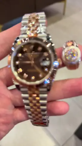 රැ 1990/- Rolex සමාන බර පෙනුම තියෙන මේ Watch එක ඔයාට ගන්න පුළුවන් අපෙන්. මේ මිලට තියෙන්නේ අපි ගව විතරමයි. ඉවර වෙන්න කලින් ගන්න.