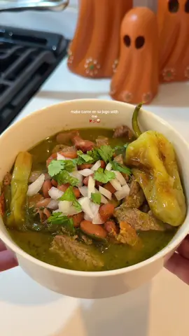 carne en su jugo 🤤 ingredients: 2.5 pounds of meat 1 pack of bacon 8 tomatillos 4 chile serranos 3 garlic cloves  3 cups of water  1/4 onion 1 tablespoon of chicken bouillon  4-6 yellow peppers cebollitas  beans cilantro  cumin oregano  #carneensujugo #mexicanfood #mexicanrecipe #EasyRecipe #latinacontentcreator 