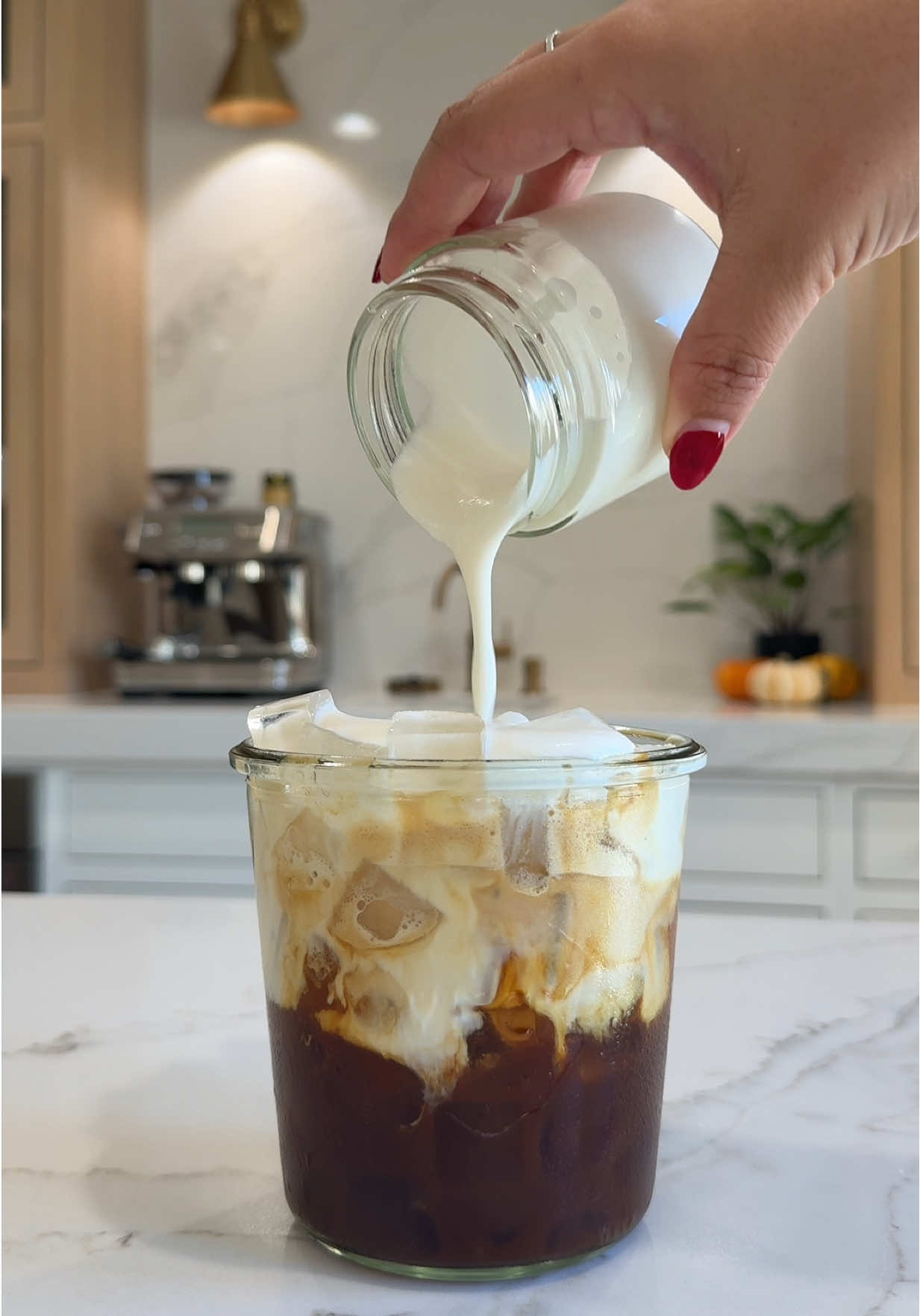 Brown sugar shaken espresso x toasted marshmallow topping🤎🪵❤️‍🔥 Recipe👇🏼 • double shot espresso • 1 tablespoon brown sugar  • splash of milk  Cold foam:  • 2 tablespoons heavy cream  • 1 tablespoon milk • 1 pump toasted marshmallow syrup  Topped with marshmallow cream topping🍦 #coffeebar #coffeeathome #brownsugarshakenespresso #espressotiktok #icedcoffee @Breville @Weck Jars @Monin Americas 