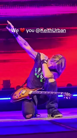 ♥️♥️♥️ #keithurban #highandaliveworldtour #countrymusic #somebodylikeyou #hearts 