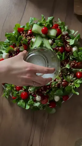 Damit wird eure Festtagstafel strahlen Anzeige | hier vereint sich ein super fruchtiges, leichtes Dressing mit gerösteten Pinienkernen, die für eine interessante rauchige Note sorgen! Perfekt als Beilage zu den meist üppiger ausfallenden Speisen der Festtage. Probiert das unbedingt aus 137 N Festlicher Salatkranz Rezept.mix 15 weihno 2,2 Tr Zutaten: 150g Feldsalat 200g Cherrytomaten 125g Mini-Mozzarellakugeln (1 Pck.) 1/2 Granatapfel 50g Pinienkerne  Fruchtiges Orangen-Dressing: 1 kleine Knoblauchzehe gepresst 1 Saft einer großen Orange 1 EL Olivenöl 1 TL Honig 1/2 TL Senf mittelscharf 1 EL TK Kräutermischung (z.B. 6-Kräutermischung) 1 TL Oregano getrocknet 1 TL Salz 3 Pr. Pfeffer Zubereitung: Salat waschen und mit einer Salatschleuder trocken schleudern. Tomaten halbieren. Mozzarellakugeln durch ein Sieb abgießen. Granatapfel entkernen: Ich mache das am liebsten in einer großen Schüssel mit handwarmem Wasser, mit dieser Methode spritzt nichts die Küche und Kleidung voll. Pinienkerne in einer Pfanne ohne Öl auf 2/3 Hitze rösten. Abkühlen lassen. (Ich verwende super gern das Vorteilspaket von , das lohnt sich. Mit meinem Code „SCHLEMMER