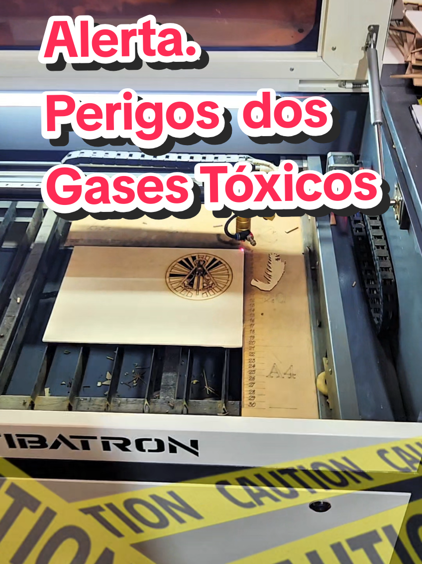 Alerta para corte a laser com mdf e vinil espelhado. Em um vídeo anterior, eu mostrei como utilizar vinil espelhado no MDF para criar um efeito parecido com o acrílico espelhado. No entanto, é importante deixar claro que esse processo envolve riscos. O vinil é feito de PVC (cloreto de polivinila), e quando exposto à alta temperatura do laser, ele sofre pirólise, liberando gases tóxicos como ácido clorídrico e cloro, que podem causar irritação nas vias respiratórias, tosse, ardência nos olhos e até danos mais sérios. Além disso, esses gases corroem as partes internas da máquina, como espelhos e lentes. Mesmo utilizando o MDF invertido e um bom sistema de exaustão, eu não recomendo que outras pessoas façam esse tipo de corte. O objetivo deste vídeo é apenas informar e alertar sobre os riscos envolvidos. Minha máquina 60x40 90w adquirida com a empresa @Tibatron  #vinilespelhado #personalizados #mdf #cortealaser #co2laser 