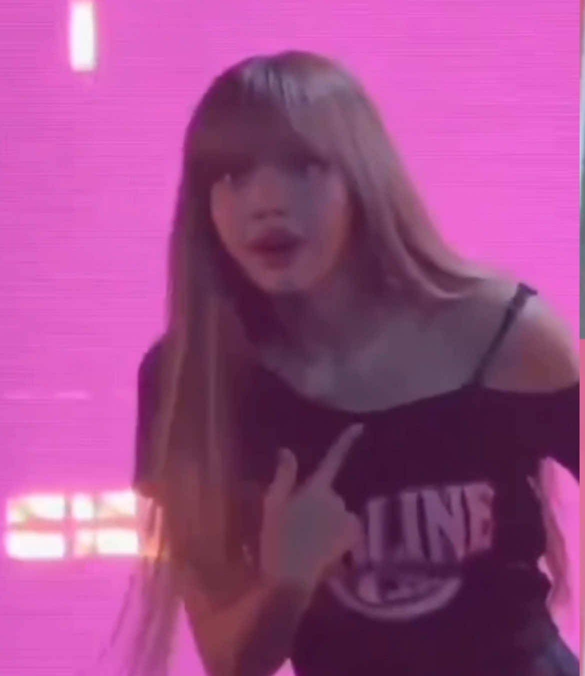 Lisa's reaction was hilarious when she saw a fan banner. She thought the person in the photo was her and kept asking if she was in the picture. :keep pointing to herself, it's me? why? why? 🤣 Only to find out it was actually a photo of Rosé bald 🧑‍🦲  #LISA #LALISA #DEADLINEinTaiwan_LISA #BLACKPINK #DEADLINE_IN_KAOHSIUNG 