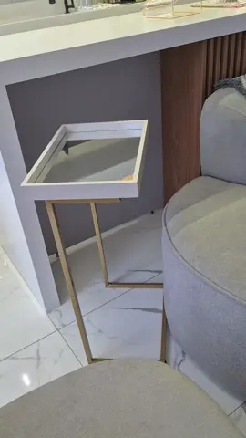 Essa mesa de apoio é perfeita pra deixar tudo ao alcance do sofá — café, controle, celular ou até aquele vasinho decorando o cantinho 😍✨ Compacta, moderna e super funcional, combina com qualquer ambiente! #MesaDeApoio #Decoração #SalaDeEstar #CasaDecorada #CantinhoAconchegante     