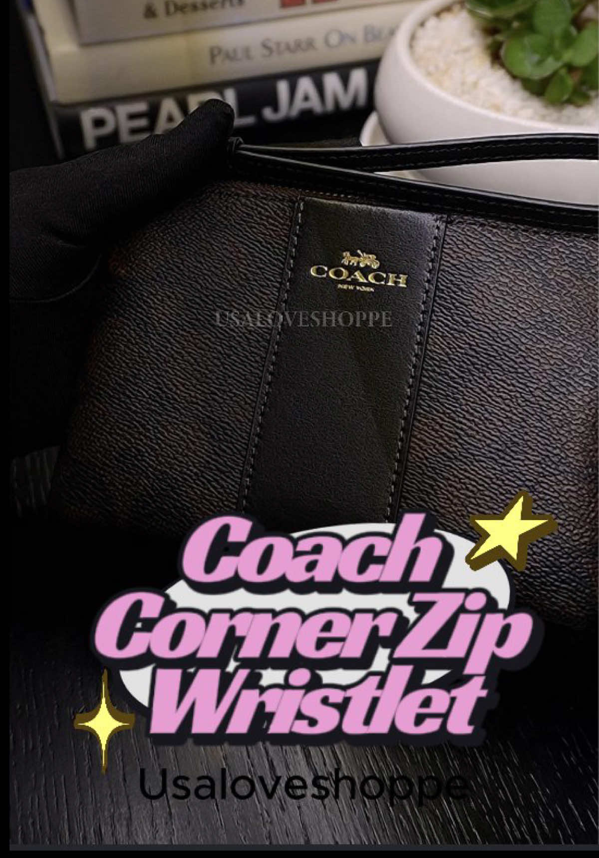 COACH Corner Zip Wristlet With Stripe (CW854) 🤎🖤 Warna: Walnut/Black + Stripe 💸 Harga: RM249 Compact, classy & ready to go! ✨ Wristlet comel ni hadir dengan corak signature canvas COACH yang ikonik, dihiasi jalur sporty yang beri sentuhan moden. Saiz kecil tapi cukup praktikal untuk kegunaan harian atau travel ringan! ✅ Zip penuh – barang lebih selamat & kemas ✅ Ada tali pergelangan – senang dibawa ke mana saja ✅ Muat phone kecil, kad, kunci & lipstick ✅ Material coated canvas tahan lasak ✅ Sesuai dipakai sendiri atau sebagai pouch dalam tote Wristlet yang simple tapi bergaya — sesuai untuk Bestie yang on-the-go! 👜💫