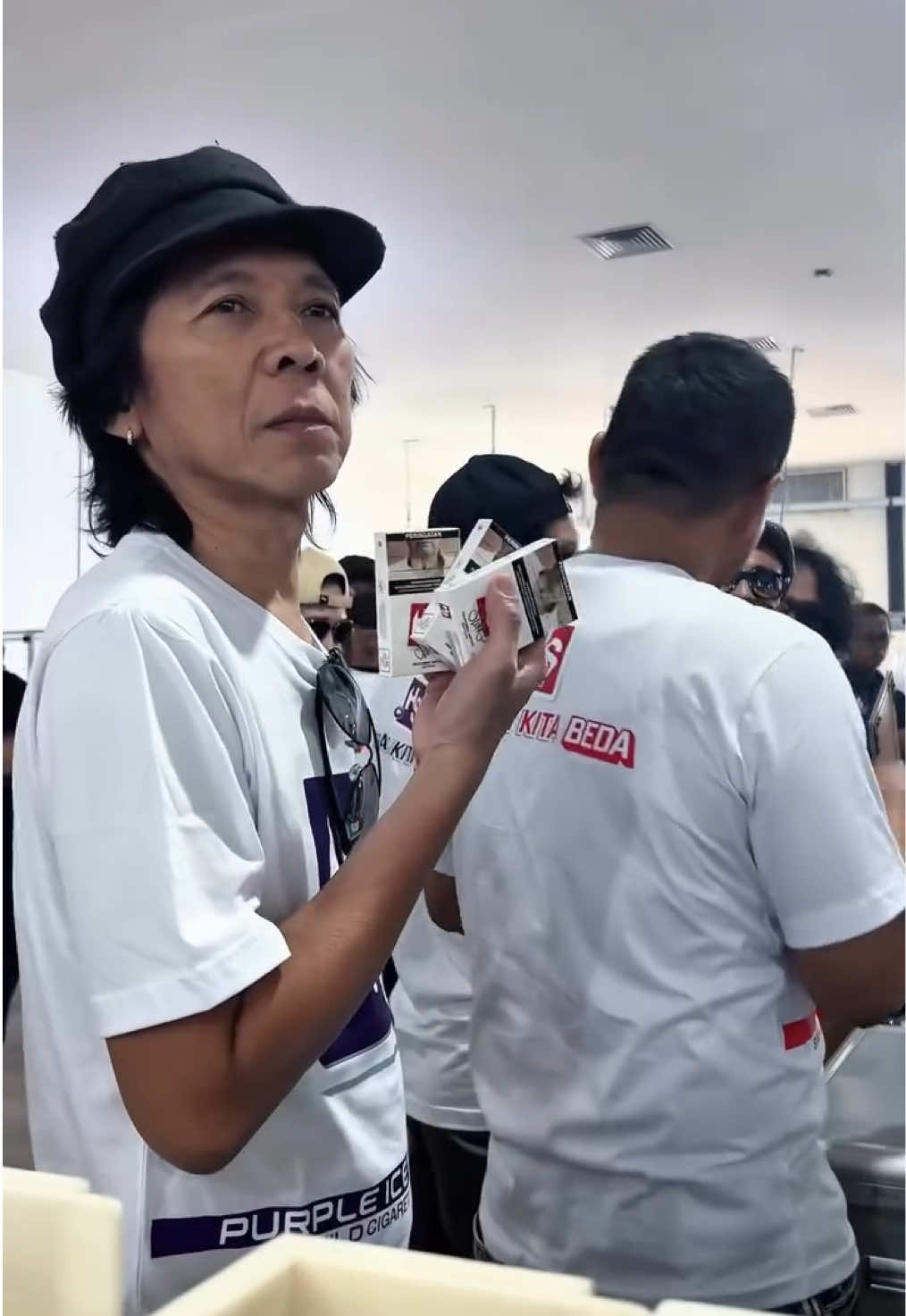 Tour Hey Slank dimulai! Dimulai dari kota Jogja, dari visit ke pabrik, keliling area produksi SKM & SKT, sampai ketemu langsung sama para karyawan yang super semangat! Gak cuma itu, Slank juga sempat nyanyi bareng karyawan - suasananya pecah banget! 🤘 Jangan lewatkan keseruan lainnya dari tour Hey Slank di Yogyakarta!