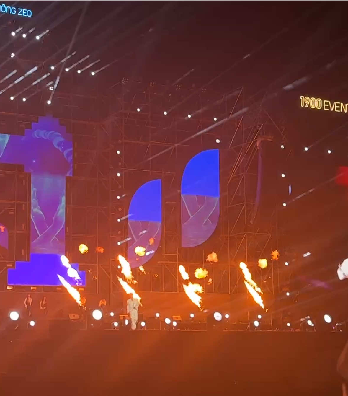 Lâu lâu lại quay full stage để ngắm khói lửa bùng nổ theo từng nhịp beat 😁 #quanghungmasterd #thuytrieu #1900 #ontop 