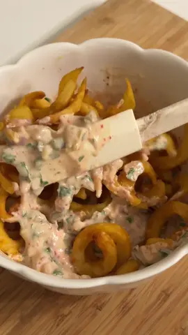 سلطة البطاطس ✨ بطاطس في القلايه الهوائيه  زبادي  مايونيز  خردل ليمون  ملح  بهار عثماني جاهز او ( اوريقانو ثوم بودره فلفل اسود سماق بابريكا ونعناع مجفف)  بصل اخضر  بقدونس  بصل احمر  مخلل خيار ونخلطهم زين ونضيف عليهم البطاطس   وبالعافيه 